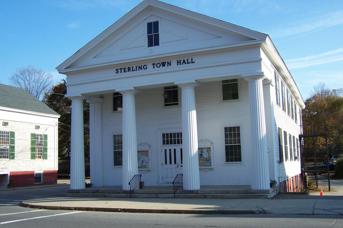 Photo of the 1835 Town Hall by Debbie Sawyer